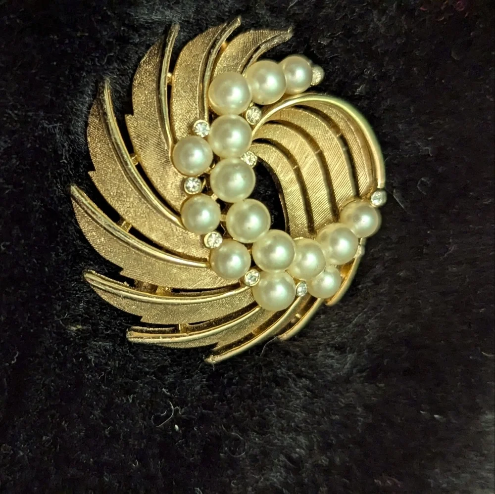 Crown Trifari brooch pin Elegant Gold  Pearl circle spray atomic vintage